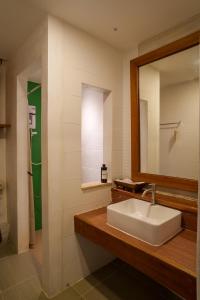 een badkamer met een wastafel en een spiegel bij Mata Pavilion in Loei +48 foto's