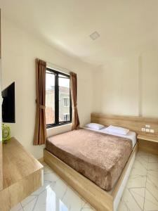a bedroom with a large bed and a window at Hotel Asia Express in Lembang +27 photos