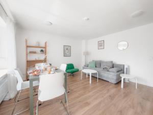 a living room with a couch and a table at Skyrise Apartments - Zentral mit Küche, Balkon und Parkplatz in Bad Wörishofen +33 photos