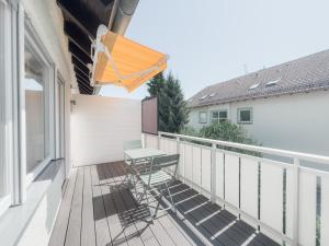a patio with a table and chairs on a balcony at Skyrise Apartments - Zentral mit Küche, Balkon und Parkplatz in Bad Wörishofen