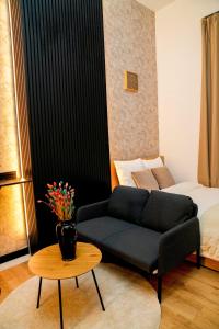 Ένα ή περισσότερα κρεβάτια σε δωμάτιο στο Lovely Rooms with View at Vibrant Ghent, Breezy Balcony