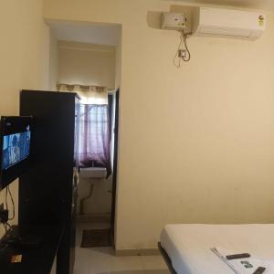 TV a/nebo společenská místnost v ubytování Hotel RajYog + 4 fotografie