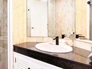 un baño con lavabo y espejo en Apartamento La Caleta Grupo AC Gestion, en Cádiz