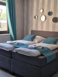 two beds in a room with towels on them at Luxsuite Studio Oberhausen Centro Bahnhof in Oberhausen