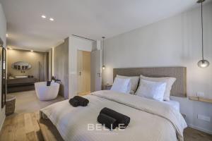 Ένα ή περισσότερα κρεβάτια σε δωμάτιο στο Villa Cypria +32 φωτογραφίες