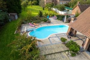 an overhead view of a swimming pool in a yard at Villas sommebay Pour un séjour de rêve in Miannay +3 photos