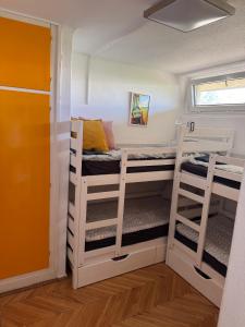 Ένα ή περισσότερα κρεβάτια σε δωμάτιο στο Balaton Vibe Apartman