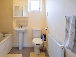 a bathroom with a toilet and a sink at Posh Wetheringsett in Milton Keynes in Milton Keynes +42 photos