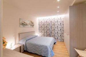Un dormitorio pequeño con una cama y una ventana. en EnJoy Home - Appartamento Terra, Il Canterale, en Galzignano Terme