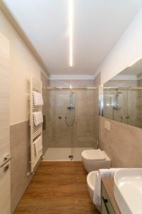 Un baño con ducha, inodoro y lavabo. en EnJoy Home - Appartamento Terra, Il Canterale, en Galzignano Terme