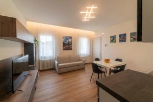 una sala de estar con un sofá y una mesa en EnJoy Home - Appartamento Terra, Il Canterale, en Galzignano Terme