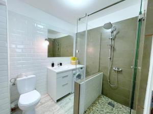 クルジュ・ナポカにあるYamaLuxe Apartments - WestSideのシャワー、トイレ、洗面台を備えたバスルーム +17枚の写真