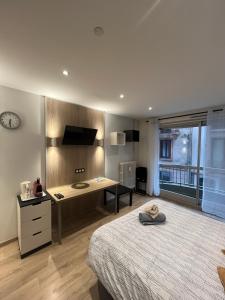 Un dormitorio con una cama y un escritorio y un escritorio. en L'ecrin du temple, en Aix-les-Bains