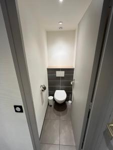 Un pequeño baño con inodoro en una habitación. en L'ecrin du temple, en Aix-les-Bains 9 fotos más