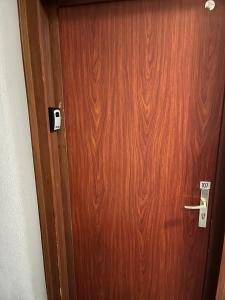 Una puerta de madera con un cartel en L'ecrin du temple, en Aix-les-Bains