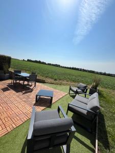 Noyal-PontivyLa villa Pontivyenne的草坪上的一组桌椅