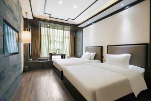 Gallery image of Dujiangyan Irrigation Project Puruna Hot Spring Hotel Panda Valley Store in Dujiangyan