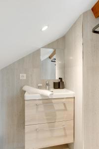 a bathroom with a sink and a mirror at Appartement moderne et tout équipé in La Plaine-Saint-Denis