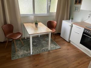a small kitchen with a table and two chairs at Ruhige Gartenwohnung in Königs Wusterhausen