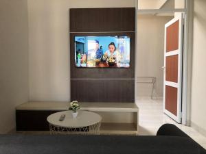 TV a/nebo společenská místnost v ubytování Shakilla House 6C Syariah Cigalumpit Cianjur