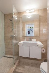 Ένα μπάνιο στο Bridge & Castle Art Apartman +72 φωτογραφίες