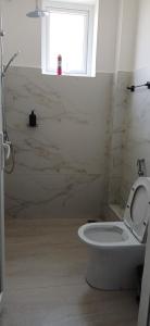 Un baño con inodoro blanco y ventana. en Havy Homes 2 Bedroom Apartment Malindi, en Malindi 21 fotos más