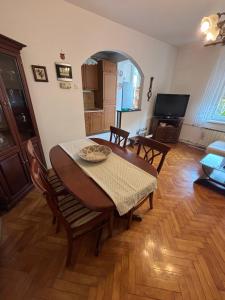 Una televisión o centro de entretenimiento en Apartma POKI 1 foto más