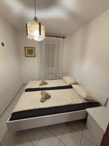 Una cama o camas en una habitación de Apartma POKI
