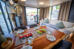 Jídlo v ubytování na lodi nebo okolí