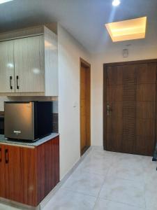 Η κουζίνα ή μικρή κουζίνα στο Luxury Stay in Bahria Town +3 φωτογραφίες