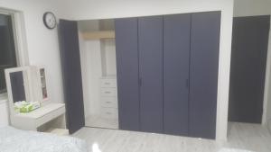 a bedroom with a blue accent wall and a bed at CLOUD9 - Vacation STAY 45821v in Rusutsu