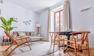 een woonkamer met een piano en stoelen bij Bellas Artes en Madrid in Madrid