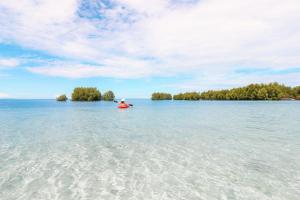 eine Person in einem Kajak in einem Gewässer in der Unterkunft Amorita Resort Palawan in Puerto Princesa + 1 Foto