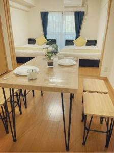 a dining room with a table and two beds at VIEW HAKATA - Vacation STAY 87980 in Fukuoka