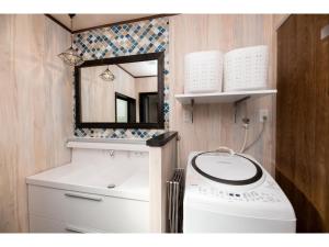 La salle de bains est pourvue d'un lave-linge et d'un miroir. dans l'établissement KOTONONE MAI - Vacation STAY 87621, à Yufu 22 autres photos