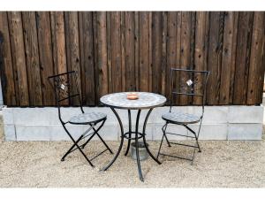 une table et deux chaises à côté d'une clôture dans l'établissement KOTONONE MAI - Vacation STAY 87621, à Yufu