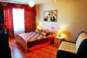 イヴァノヴォにあるApartments on Moskovskiy 21のベッドルーム(大型ベッド1台、窓付)
