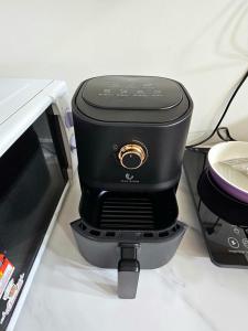 マラッカにあるThe Quartz Residence - Melakaの電子レンジ横のカウンターに座る黒ブレンダー +46枚の写真