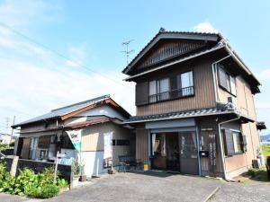 ein braunes Haus mit schwarzem Dach in der Unterkunft Kochi - House - Vacation STAY 96172 in Kōchi