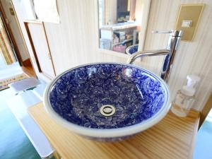 ein blaues und weißes Waschbecken im Bad in der Unterkunft Kochi - House - Vacation STAY 96172 in Kōchi + 13 Fotos
