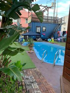 einen Pool in einem Hof mit einem Gebäude in der Unterkunft South Shore - Vacation STAY 89347 in Kannoura + 6 Fotos