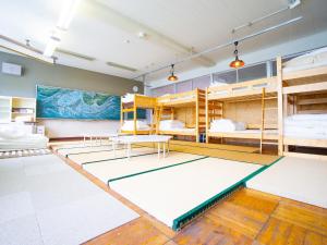 a room with bunk beds and a table at Katasyo-Onerabo - Vacation STAY 15734v in Makinohara