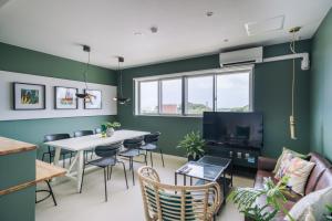 Jimaにある257-1 - Vacation STAY 91234の緑の壁のリビングルーム(テーブル、椅子付)