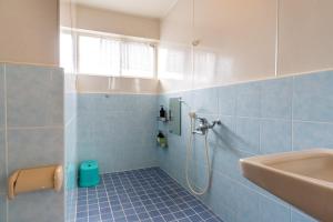 y baño de azulejos azules con lavabo y ducha. en ASAHI HOUSE 2nd floor - Vacation STAY 92770, en Naha 19 fotos más
