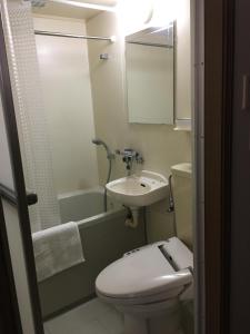 a small bathroom with a toilet and a sink at Sudomari Akariya - Vacation STAY 68896v in Tanabe
