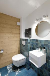a bathroom with a white toilet and a sink at Chalet L'Adret, 3,5 pièces dans les combles. in Gryon