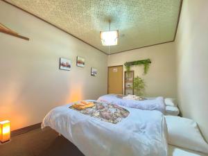a room with two beds in a room at Yuzawa Toyo - Vacation STAY 98053 in Yuzawa
