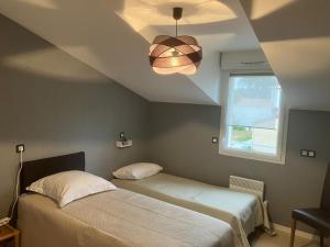 Katil atau katil-katil dalam bilik di Greg House 49 - Chambres d'hôtes jusqu'à 7 personnes