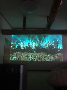 Ein großer Bildschirm mit einer Menge Leute, die ein Konzert sehen in der Unterkunft Nouka Minsyuku Nakajima - Vacation STAY 99829 in Mima