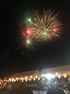 ein Feuerwerk am Himmel mit einer Menschenmenge in der Unterkunft Nouka Minsyuku Nakajima - Vacation STAY 99829 in Mima